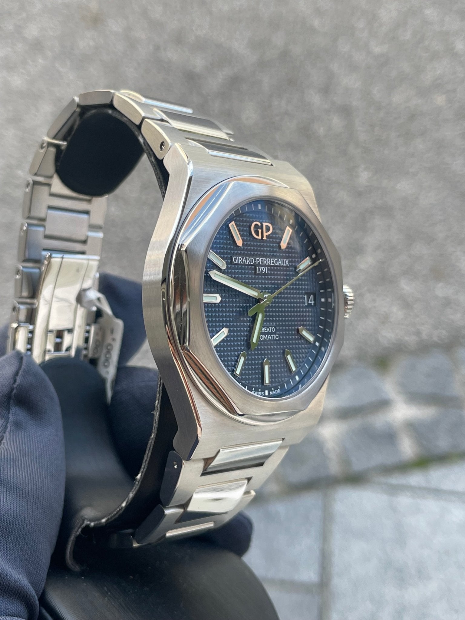 Girard Perregaux Laureato 81010 - 11 - 431 - 11A - MANG - LUXURY - Girard Perregaux