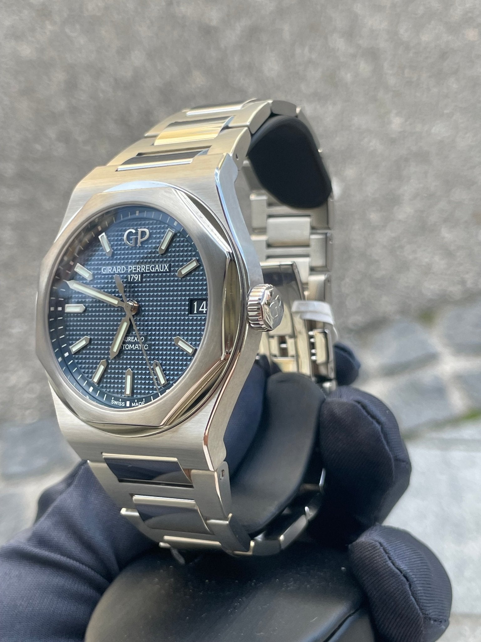 Girard Perregaux Laureato 81010 - 11 - 431 - 11A - MANG - LUXURY - Girard Perregaux