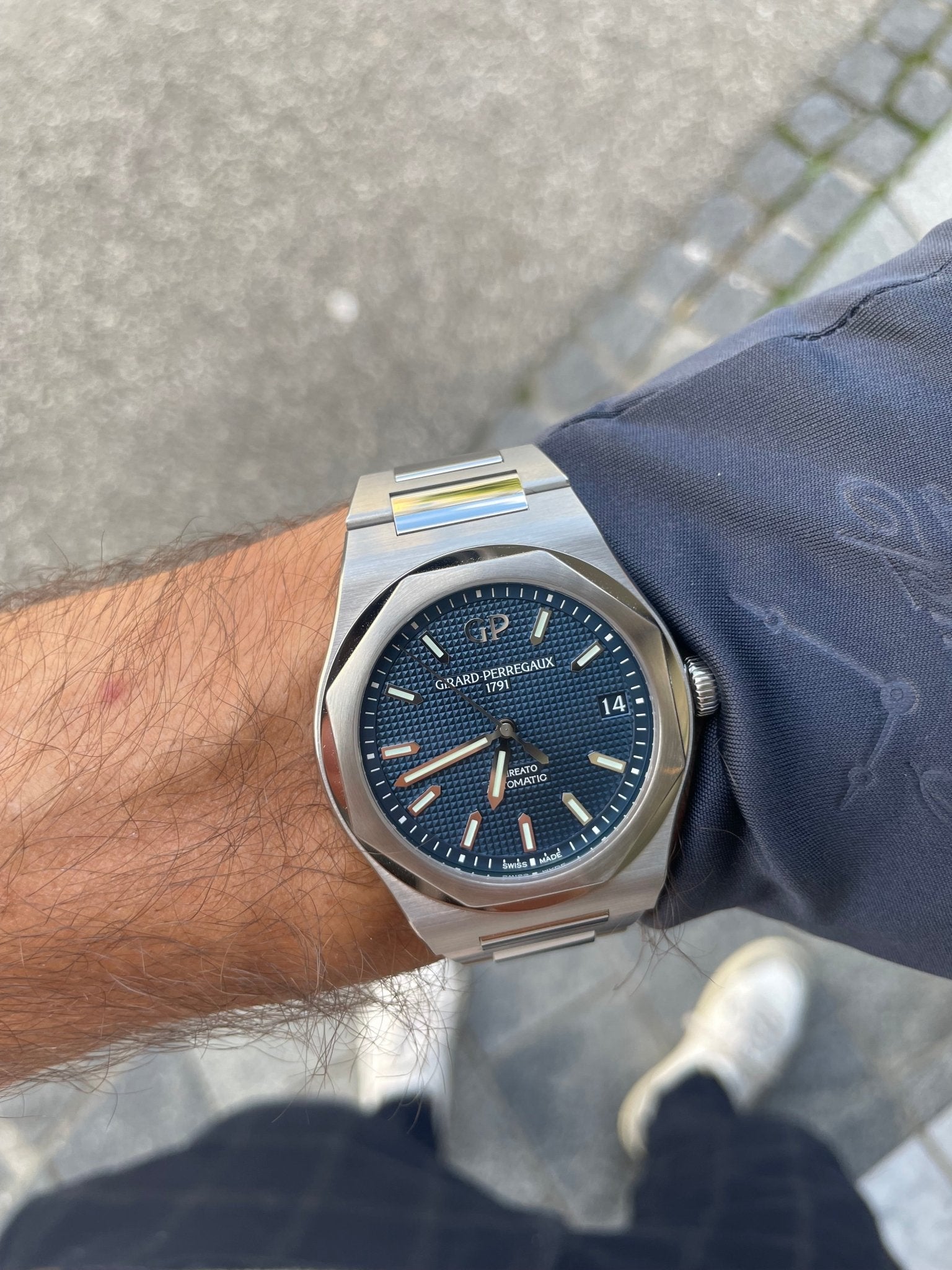 Girard Perregaux Laureato 81010 - 11 - 431 - 11A - MANG - LUXURY - Girard Perregaux