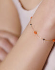 Armband aus 18 Karat Roségold mit roten Korallen, schwarzen Spinellen und 5 mm Maman-Herz-Anhänger, verstellbar von 13 cm bis 19 cm.