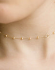 Aurum Halskette aus 18 Karat Roségold mit 3,5 mm Süßwasserperlen, verstellbar von 31 bis 40 cm, mit Schiebemechanismus und rundem Verschluss.