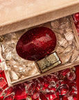 Red Ruby Parfum Flakon Nahaufnahme - luxuriöse Glasflasche mit goldenen Akzenten