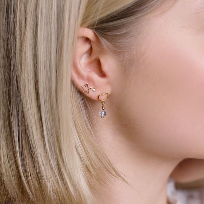 Einzelohrring 18 Karat Gelbgold perforiertes Maman-Herz azurblauer Topaz, ohne Stecker tragbar.